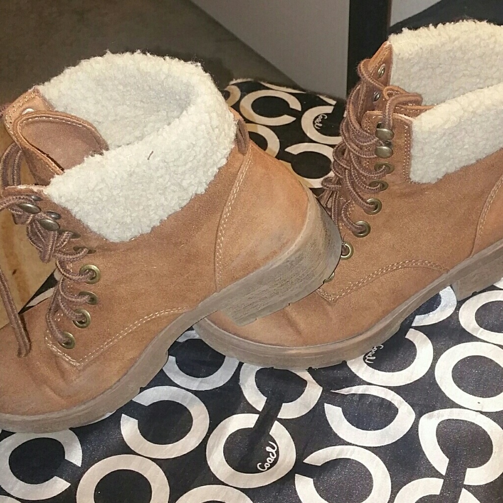 Boots with faux fur
